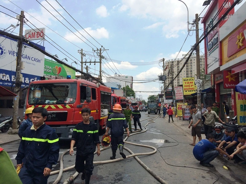 Gara ô tô bùng cháy lớn ảnh 3