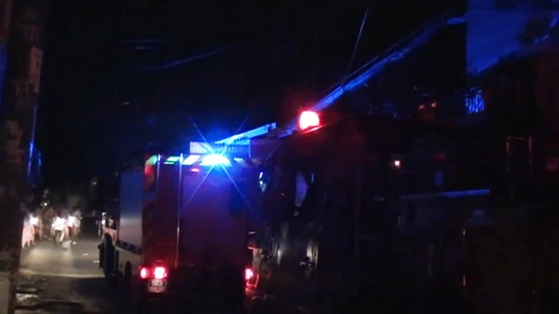 Phá cửa cứu hai vợ chồng cụ già 70 tuổi trong căn nhà bốc lửa ảnh 3