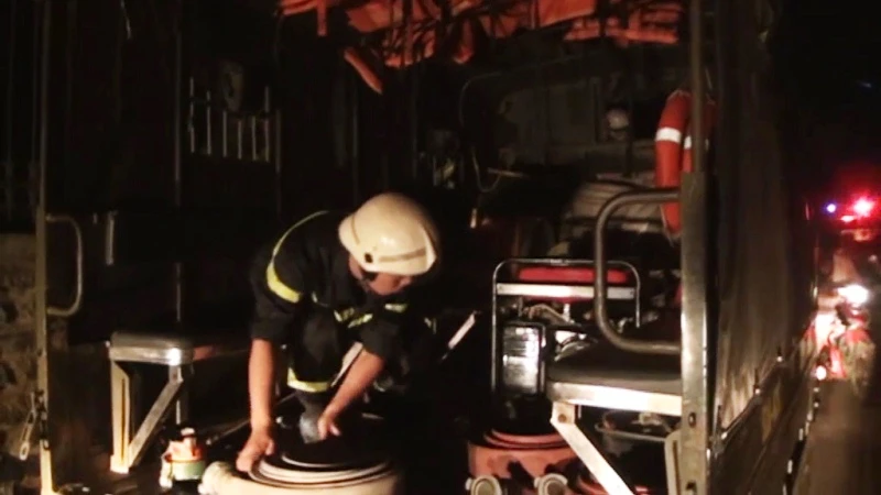 Phá cửa cứu hai vợ chồng cụ già 70 tuổi trong căn nhà bốc lửa ảnh 2