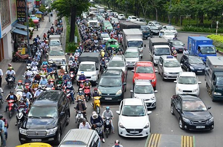 Ô tô húc thanh chắn, cửa ngõ Tân Sơn Nhất kẹt cứng ảnh 3 Ô tô húc thanh chắn, cửa ngõ Tân Sơn Nhất kẹt cứng ảnh 3