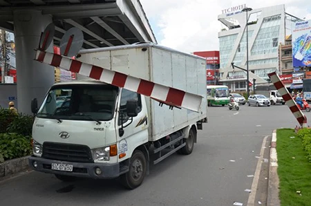 Ô tô húc thanh chắn, cửa ngõ Tân Sơn Nhất kẹt cứng ảnh 1 Ô tô húc thanh chắn, cửa ngõ Tân Sơn Nhất kẹt cứng ảnh 1