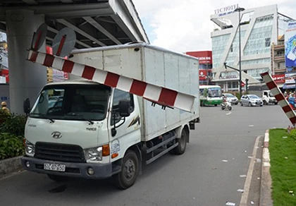 Ô tô húc thanh chắn, cửa ngõ Tân Sơn Nhất kẹt cứng ảnh 2 Ô tô húc thanh chắn, cửa ngõ Tân Sơn Nhất kẹt cứng ảnh 2