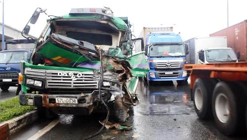 Chiếc xe tải bị bẹp dúm, tài xế mắc kẹt trong cabin sau cú tông 