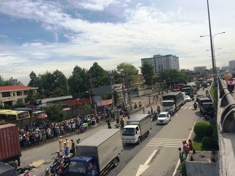 Hàng trăm phương tiện di chuyển khá khó khăn qua khu vực tai nạn 