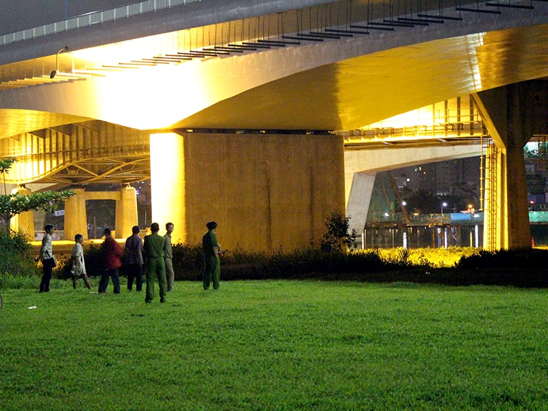 Người đàn ông khoảng 40 tuổi nhảy cầu Sài Gòn trong đêm khuy và tử vong