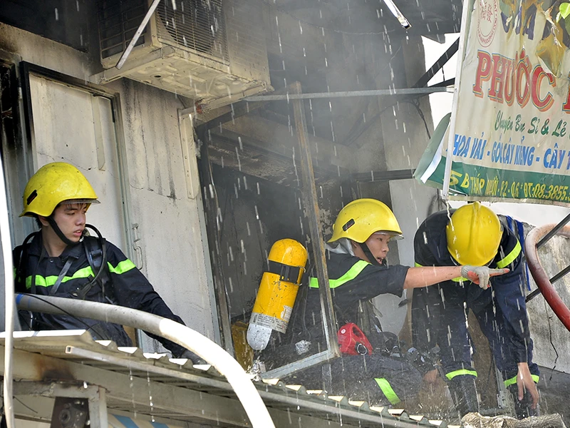 Lực lượng CSPCCC nhanh chóng có mặt khống chế ngọn lửa