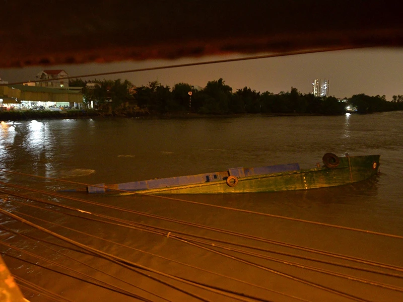 Chiếc xà lan tông phải cầu rồi chìm xuống sông Rạch Đỉa 
