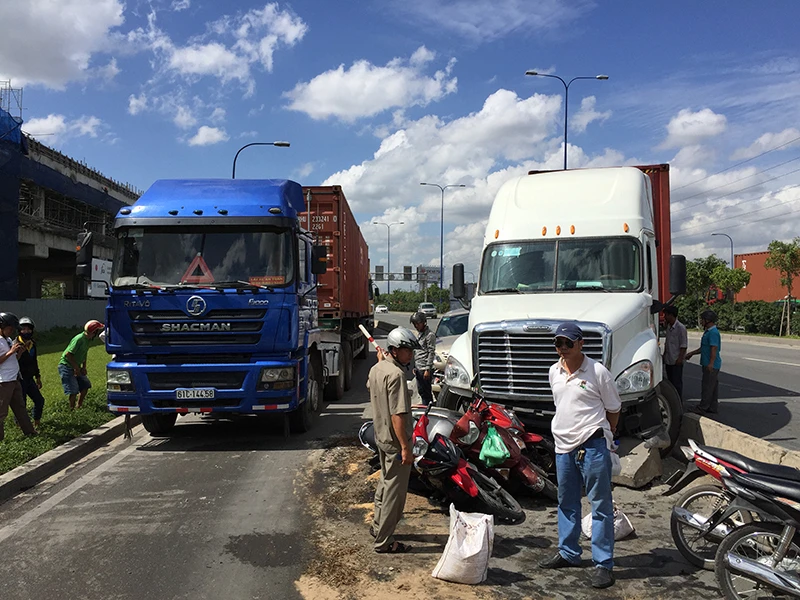 Chiếc xe container sau khi va chạm ô tô thì húc văng dải phân cách tông vào nhiều xe máy trên xa lộ Hà Nội