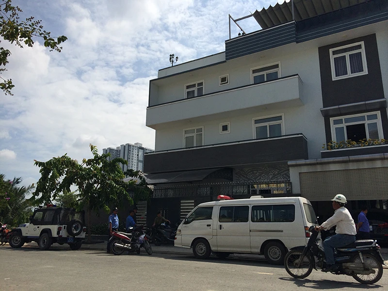 Kẻ trộm được cho là phá cửa sau đột nhập vào nhà nghệ sĩ Kim Tử Long ở huyện Bình Chánh 