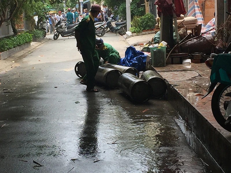 5 bình ga được đưa ra ngoài trong tình trạng cháy xém