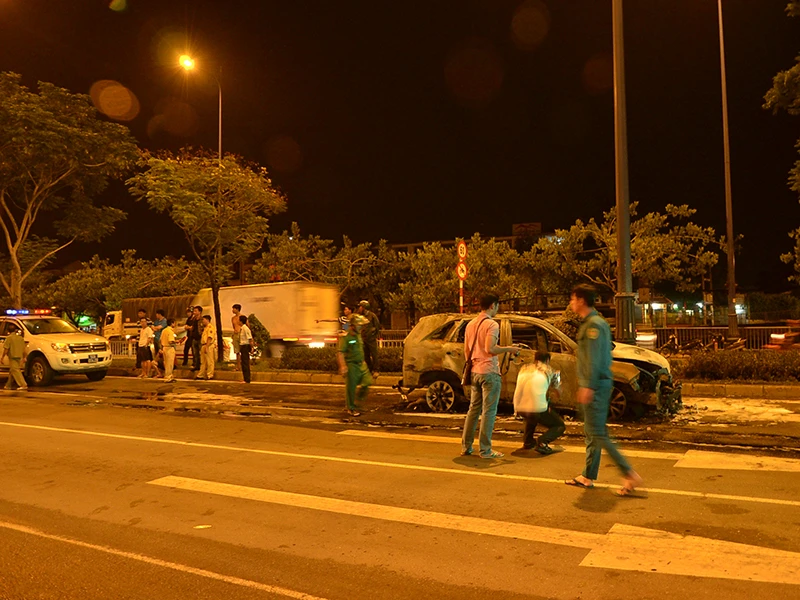 Chiếc xe ô tô cháy trơ khung sau khi cán chết người