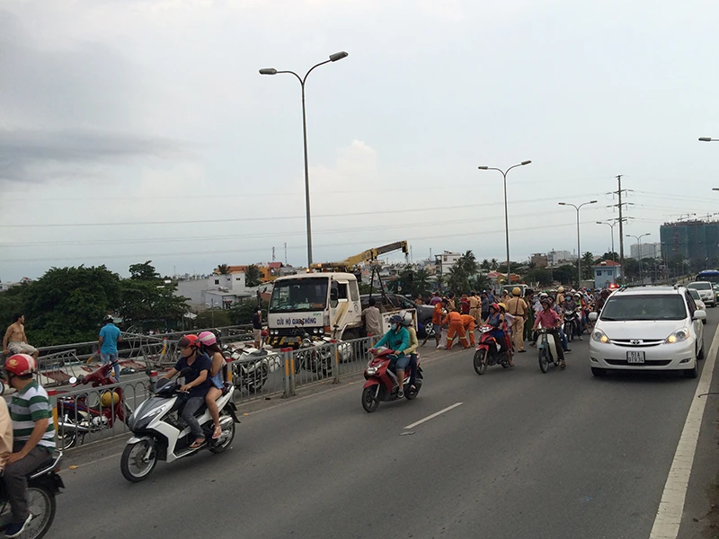 Chiếc xe Fortuner tông dải phân cách rồi lật nghiên trên cầu Lò Gốm 