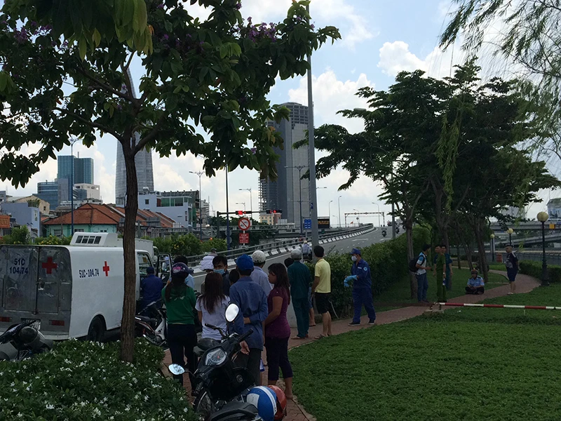 Rất đông người dân tập trung theo dõi vụ việc