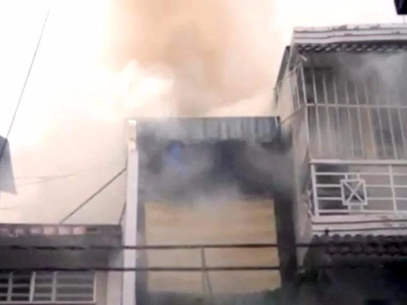 Bố bồng con trai chạy thoát khỏi đám cháy ở trung tâm TP ảnh 1 Đám cháy bùng phát ở tầng trên khiến chủ nhà bồng con bỏ chạy