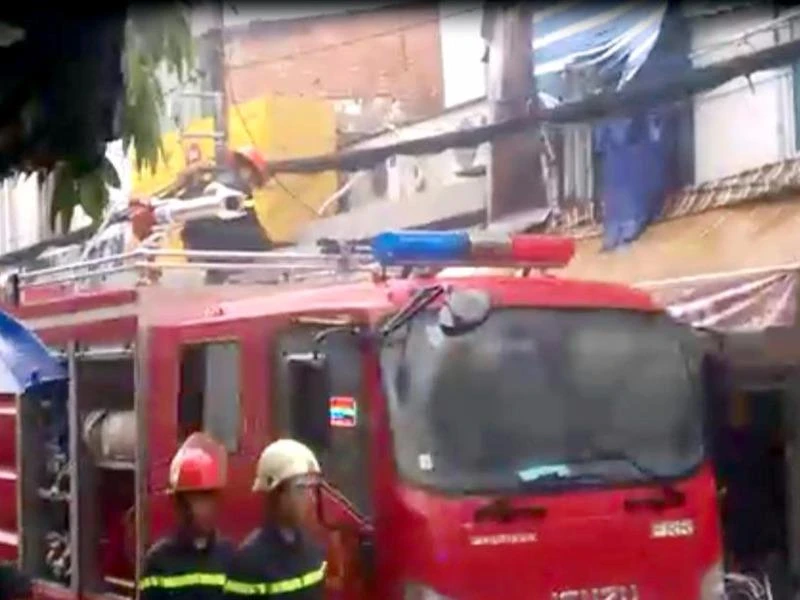 Bố bồng con trai chạy thoát khỏi đám cháy ở trung tâm TP ảnh 2 Đám cháy bùng phát tại một căn nhà