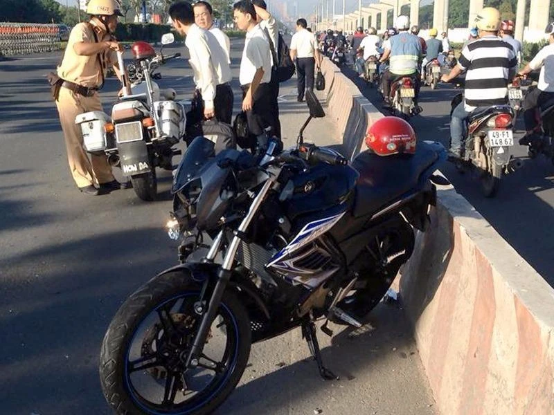 Nam thanh niên điều khiển mô tô vào làn xe ô tô gặp tai nạn, bị thương nặng sáng 19-7