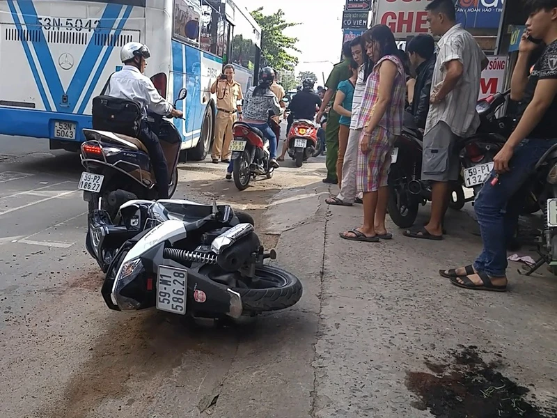 Cô gái điều khiển xe máy trên đường Phan Huy Ích thì va chạm xe buýt, bị bánh xe cán phải hai tay