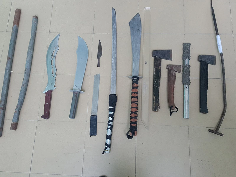 Nhiều hung khí như dao, mã tấu, búa... bị cơ quan chức năng thu giữ. 