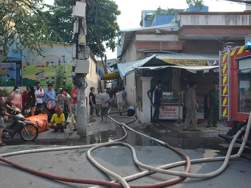 Đám cháy xuất phát từ một căn nhà trong hẻm nhỏ trên đường An Bình (quận 5, TP.HCM) khiến người dân hốt hoảng