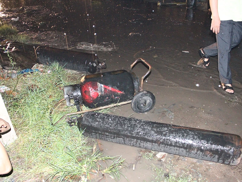 Nhiều bình ga cháy xém được các chiến sĩ đưa ra ngoài