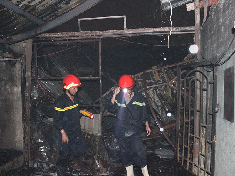 Đám cháy bùng phát ở khu xưởng rộng 2.000 mét vuông ở quận Bình Tân, TP.HCM tối 25-7