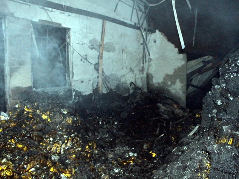 Hỏa hoạn thiêu rụi nhiều diện tích nhà xưởng và cháy xém một cơ sở sản xuất cạnh đó 