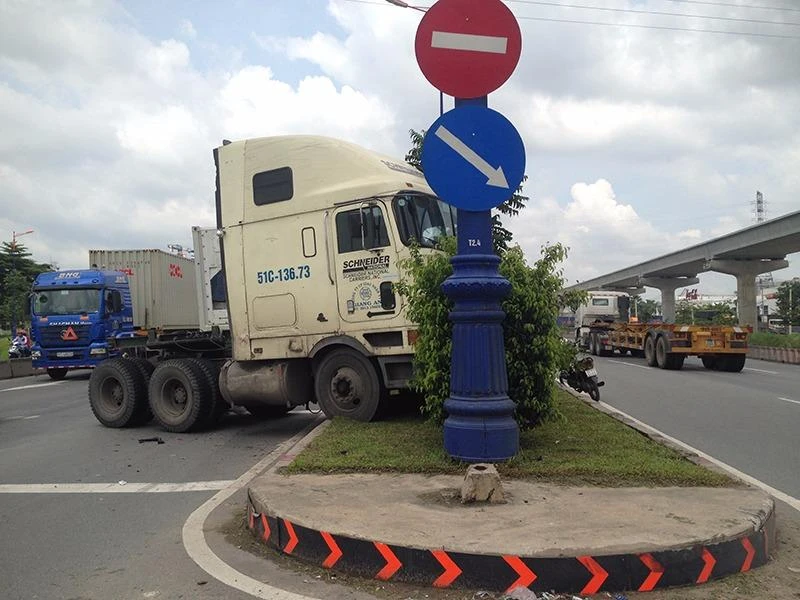 Xe container tông cột đèn tín hiệu trên xa lộ Hà Nội trưa ngày 27-7