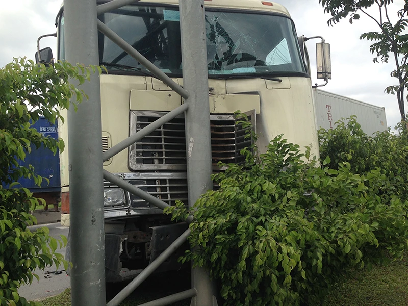 Phần đầu xe bị móp méo nghiêm trọng sau cú tông