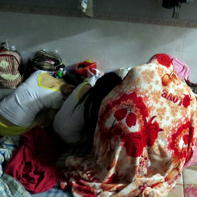 Nữ tiếp viên đang kích dục cho khách trong phòng VIP thì bị lực lượng chức năng lập biên bản