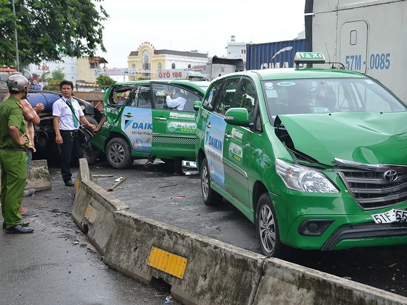 Vụ va chạm khiến 5 phương tiện bị hư hỏng, nhiều bộ phận vỡ nát văng tung tóe