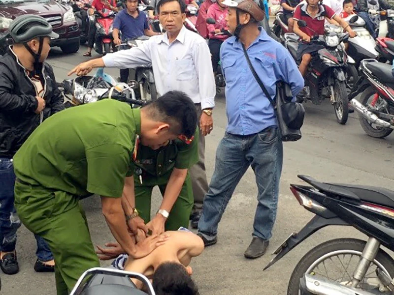 TP.HCM: Chạy vào đường kẹt xe, tên cướp hụt bị bắt tại trận ảnh 2 CSPCCC phối hợp cùng người dân bắt giữ Lộc ngay gần tại hiện trường