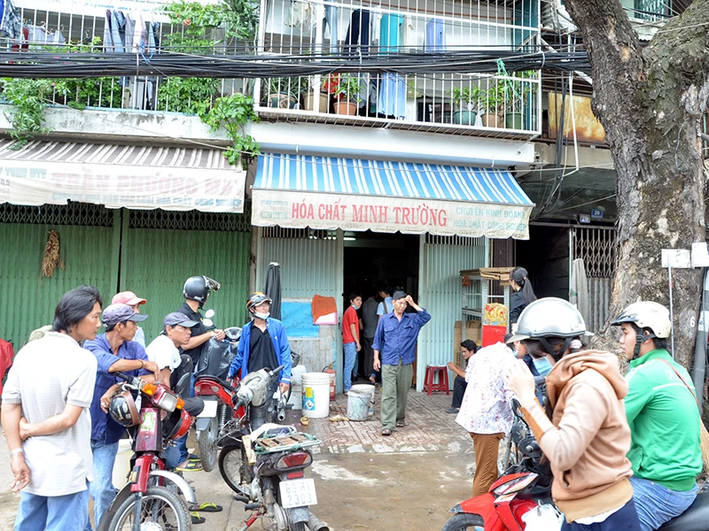 Hiện trường nơi chiếc can đựng axit rơi xuống đường phát nổ gần chợ Kim Biên