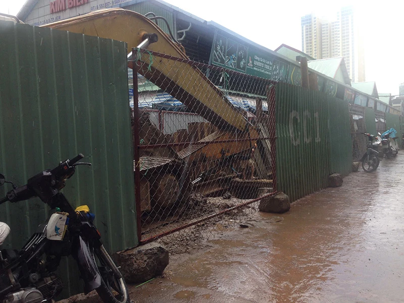 4 người công nhân đang làm việc gần đó bị axit văng trúng bị bỏng