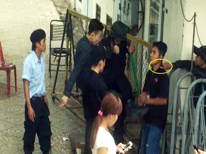 Hình ảnh nhiều người đánh cư dân chung cư 4S được một người dân ghi lại.