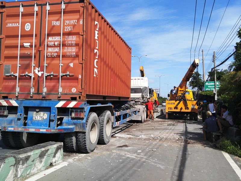 Chiếc xe container tông văng khoảng 20 mét dải phân cách rồi lao vào nhà dân ven đường 