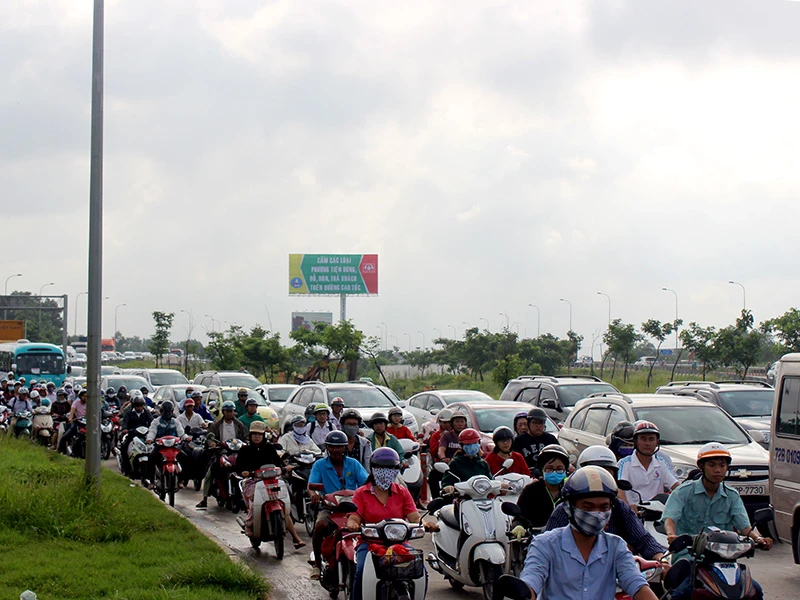 Vụ tai nạn khiến giao thông khu vực bị ùn ứ