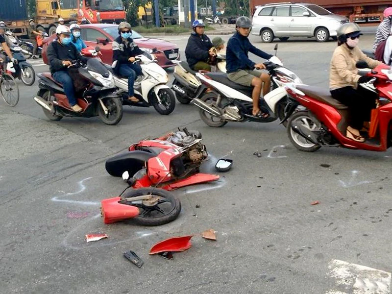 Chiếc xe máy bị gãy đôi sau cú va chạm mạnh ở giao lộ