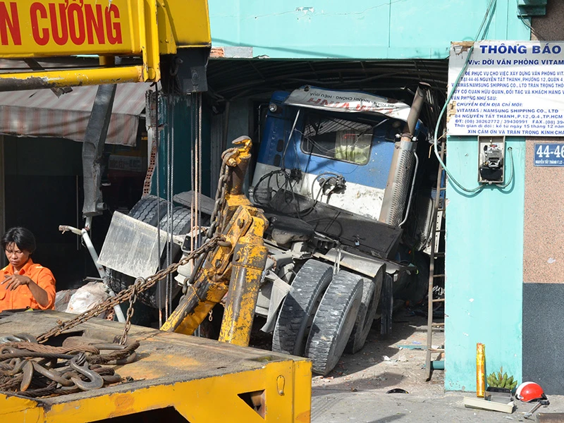 Đầu xe container tông sập tường cùng mái hiên căn nhà 