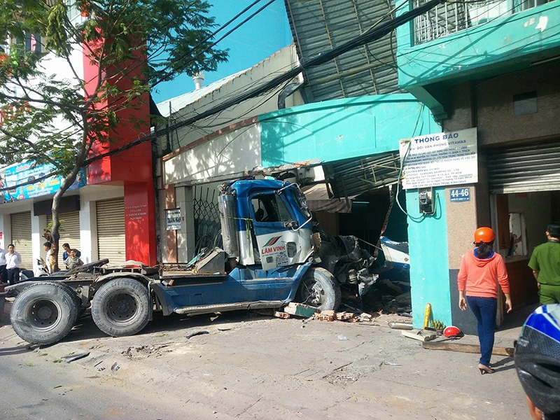 Chiếc xe container cuốn một người cùng xe máy vào gầm rồi lao vào nhà dân trên đường Nguyễn Tất Thành