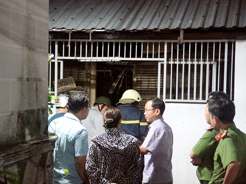 Đám cháy bùng phát trong căn nhà nằm sâu trong hẻm khiến bà cụ bị bỏng nặng