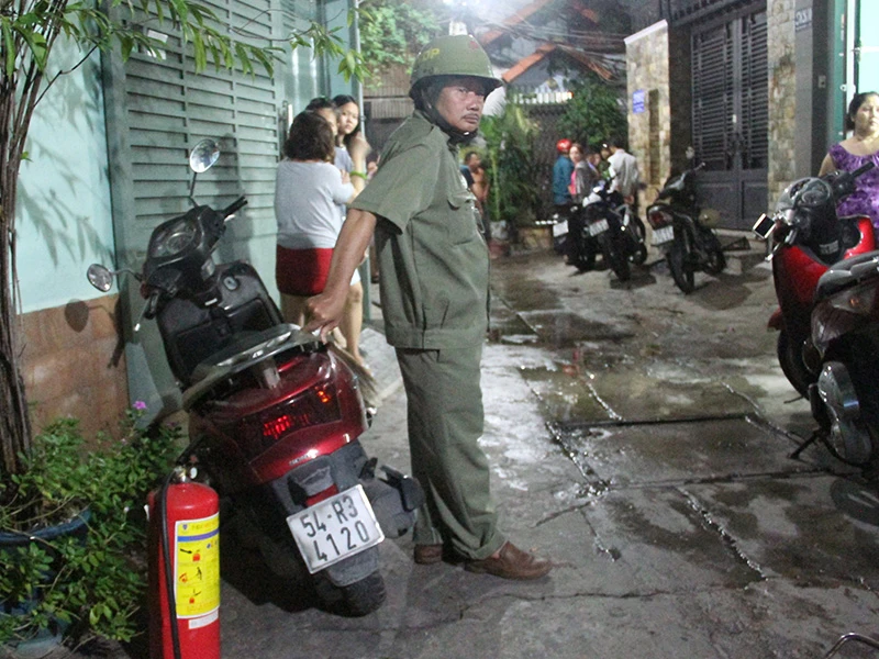 Đến 22 giờ đêm công tác khám nghiệm, bảo vệ hiện trường vẫn được triển khai