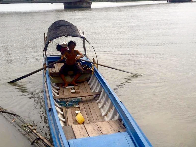 Nghe thấy tiếng kêu cứu, ông Ba Chúc đã nhanh chóng dùng ghe cứu nam thanh niên nhảy cầu Bình Lợi.