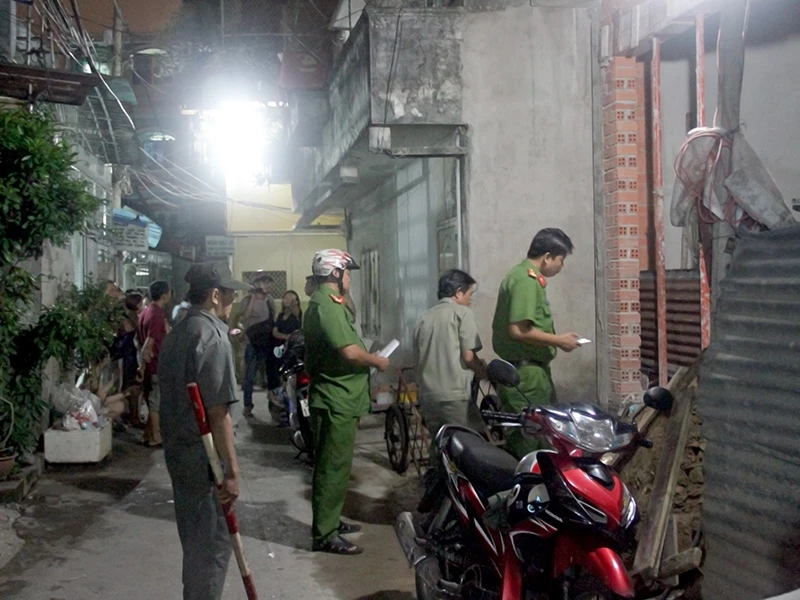 Nam công nhân nghi bị điện giật tử vong trong căn nhà đang xây dở ở phường 15, quận Bình Thạnh. 