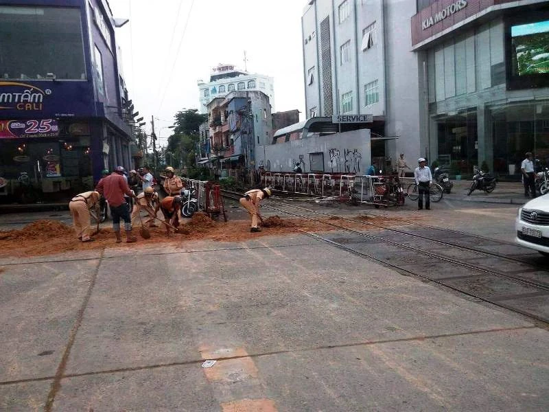 Chiếc xe tải đổ đất đá xuống đường Nguyễn Văn Trỗi lúc sáng sớm. 