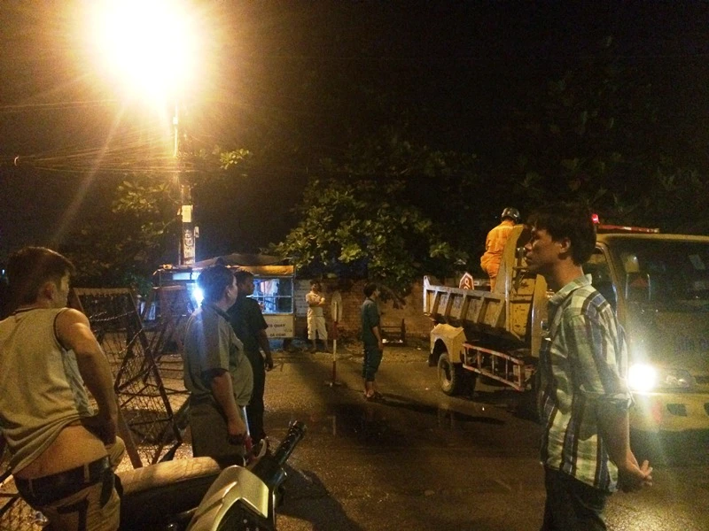 Hiện trường được phong tỏa hoàn toàn để đảm bảo an toàn và phục vụ công tác điều tra. 