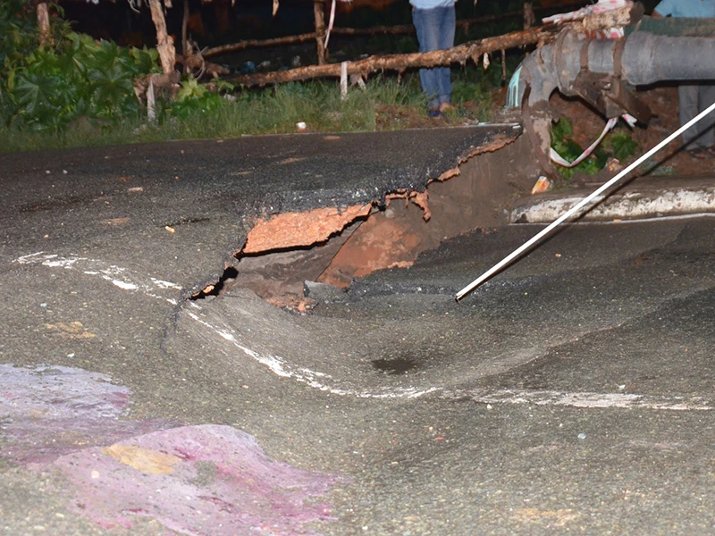 Mố cầu bị sụt tạo ra vết nứt khá lớn trên mặt cầu phần tiếp giáp với mặt đường. 