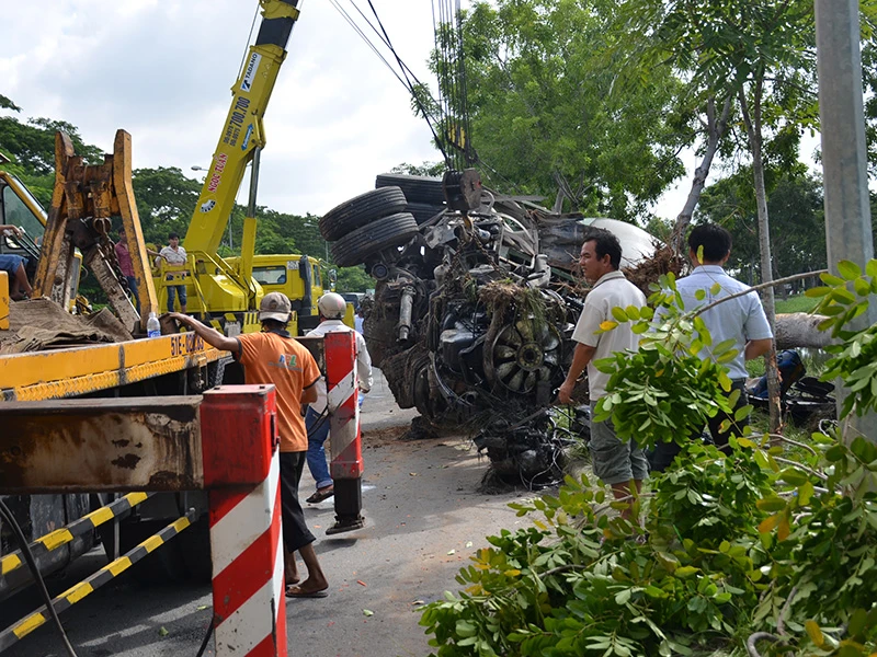 Phương tiện cứu hộ được huy động để di chuyển chiếc xe gặp nạn. 