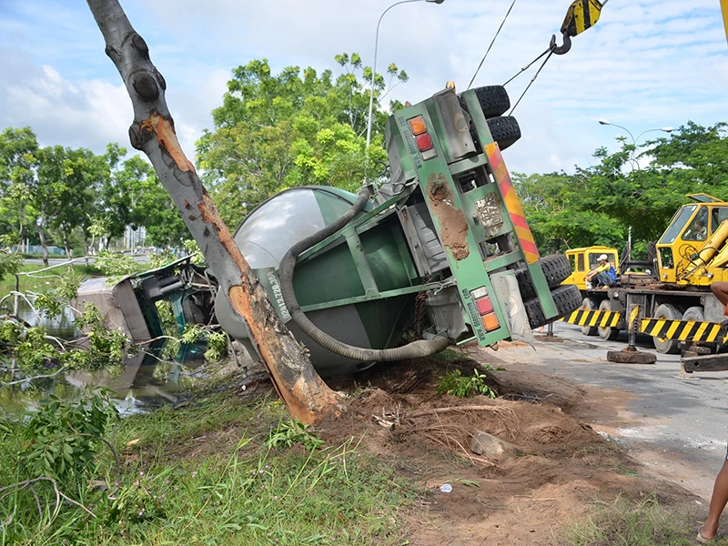 Chiếc xe bồn húc cây xanh rồi lao xuống mương nước trên đường Nguyễn Văn Linh.
