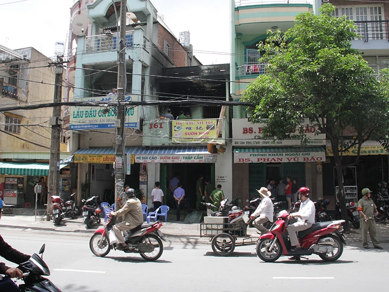 Nhiều nghi vấn vụ cô gái bị bỏng nhảy từ tầng 1 xuống đất ảnh 1