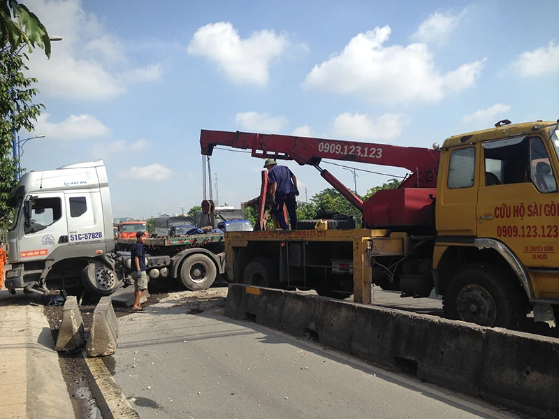 Vụ việc khiến giao thông qua khu vực gặp khó khăn. 